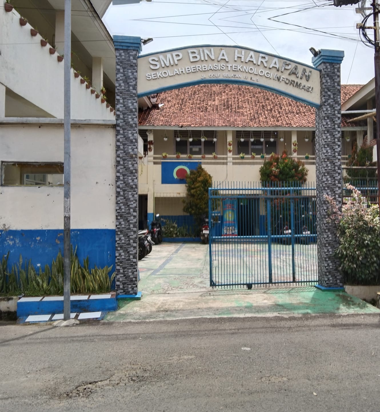 GERBANG UTAMA SEKOLAH