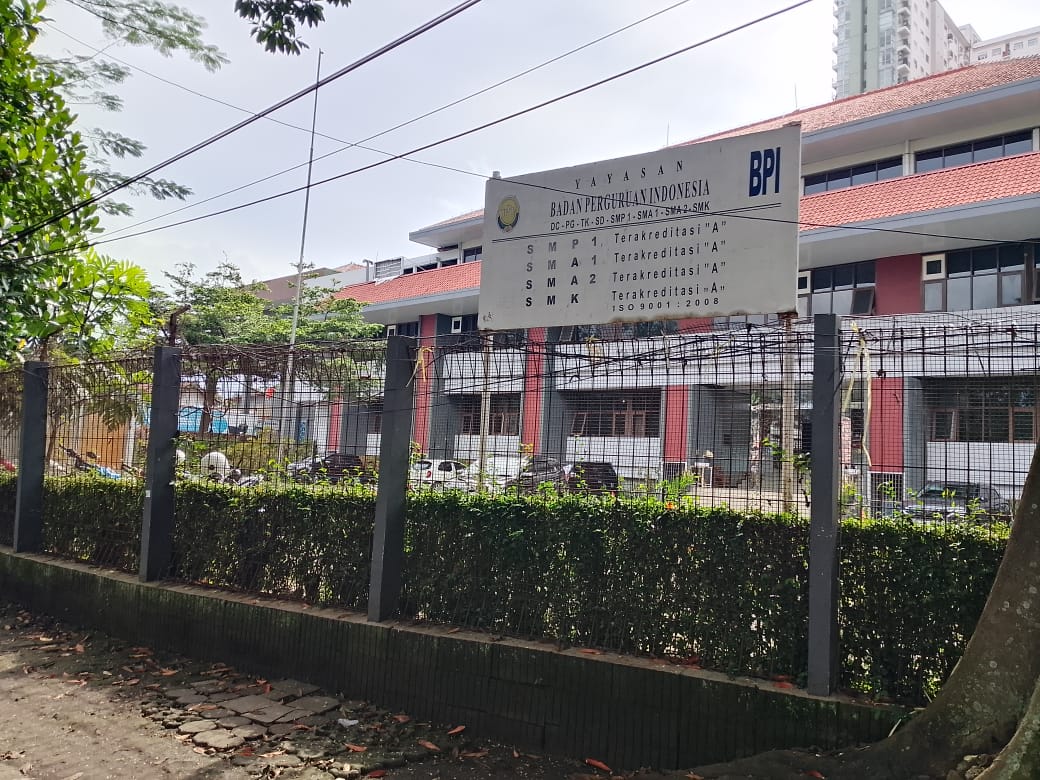 foto gerbang utama SMP BPI 1 Kota Bandung