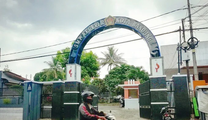 Gerbang Utama SMP Negeri 12 Bandung
