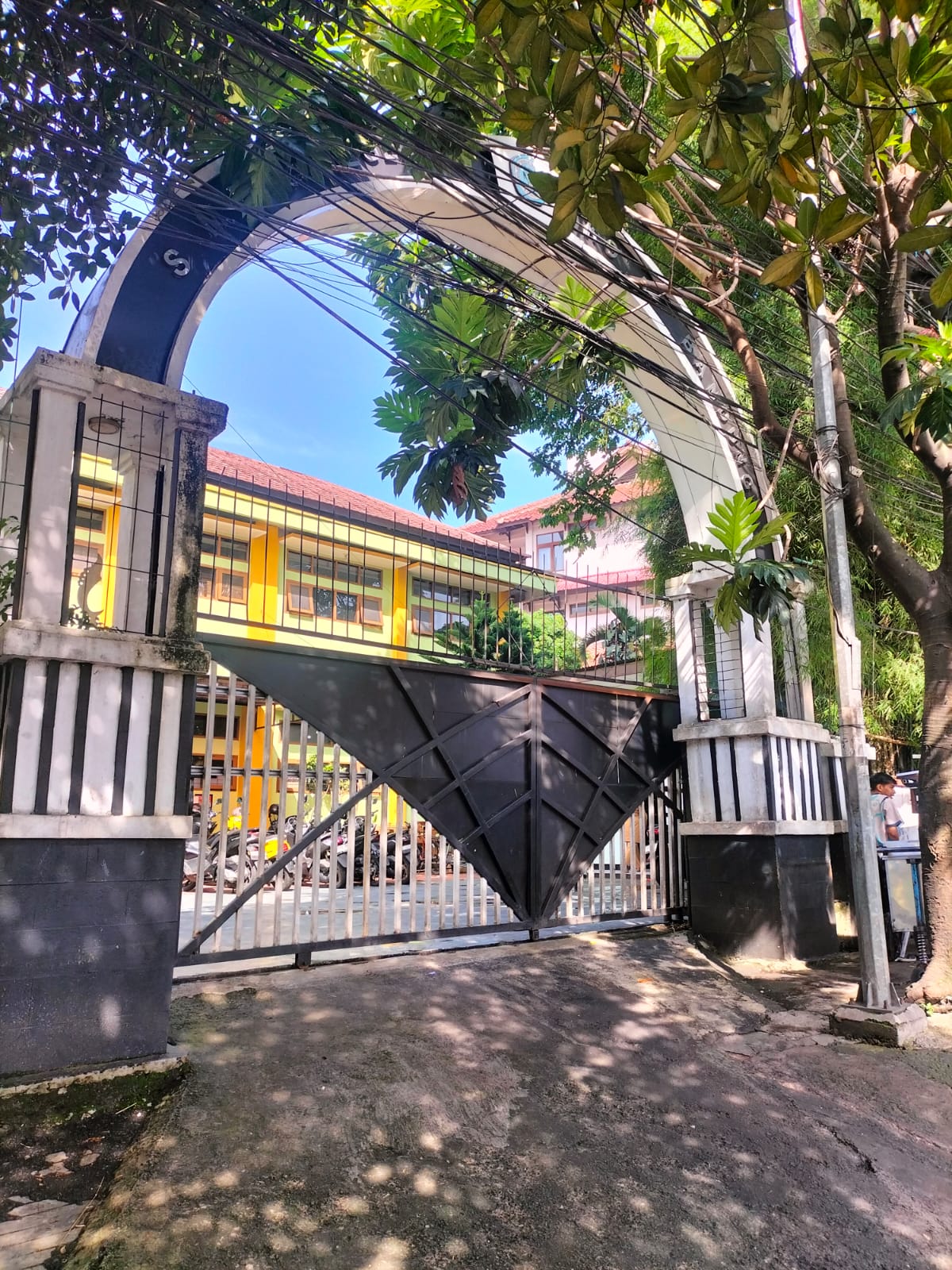 Gerbang SMP Negeri 15