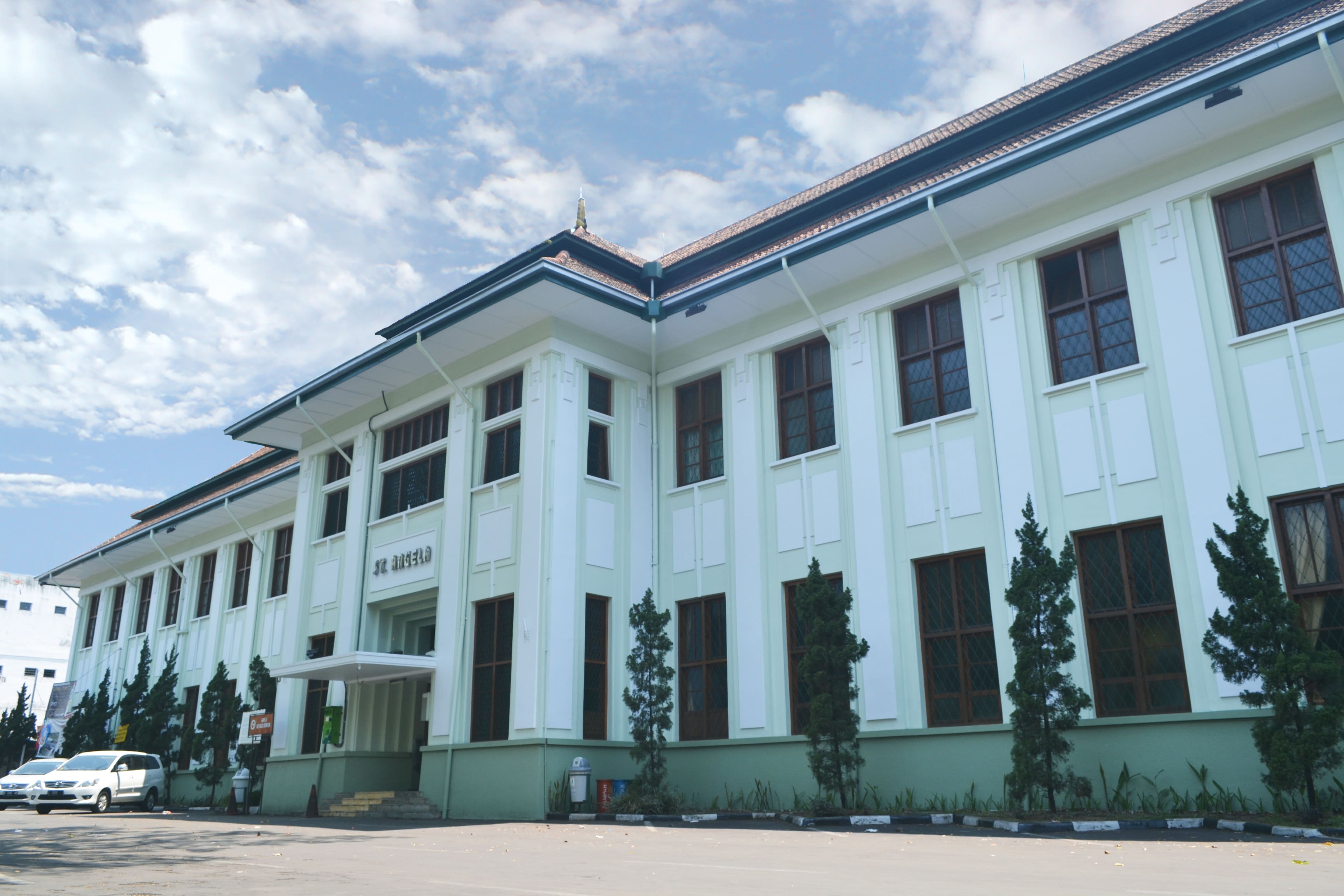 Gedung sekolah  SMP SANTA ANGELA - BANDUNG