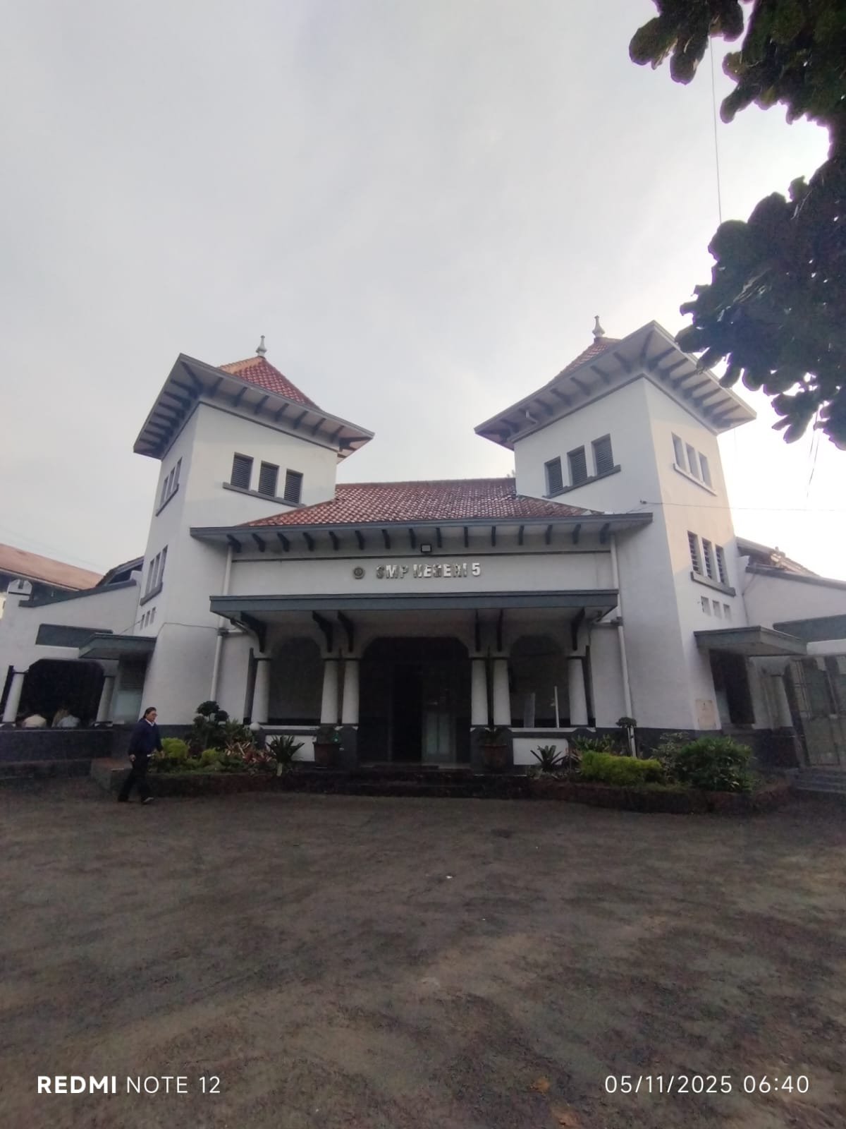 Foto Tampak Depan Sekolah