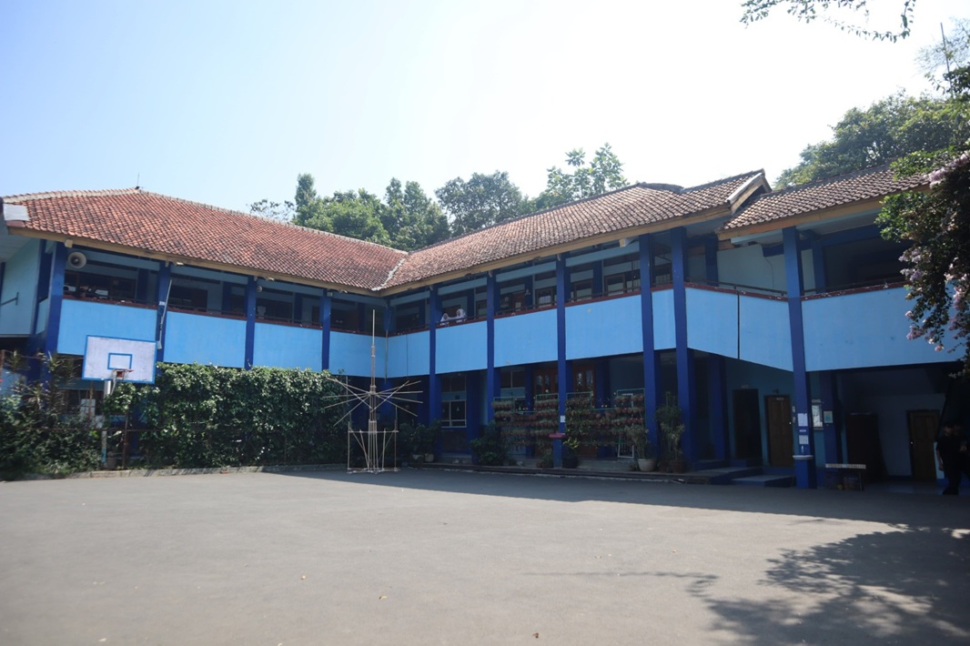 Gedung Utama dan Lapangan 1