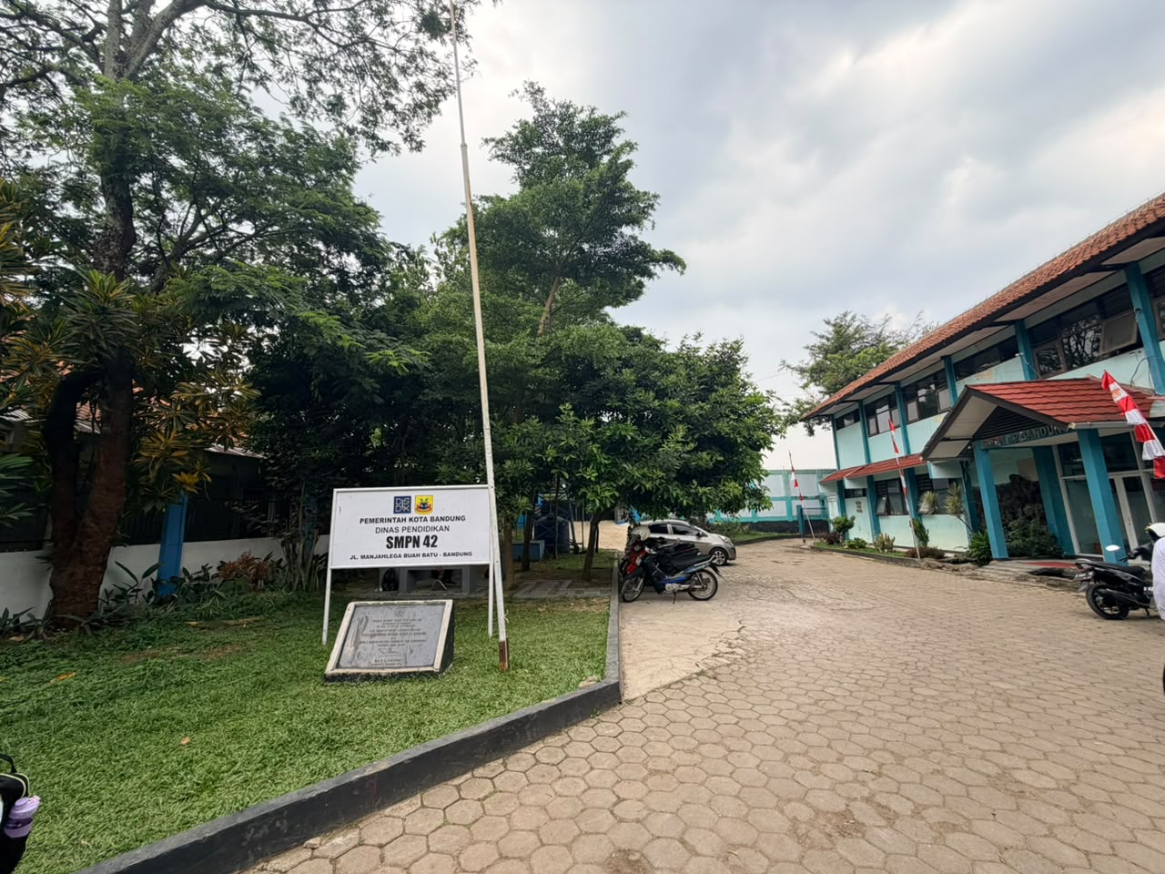 halaman depan gerbang sekolah
