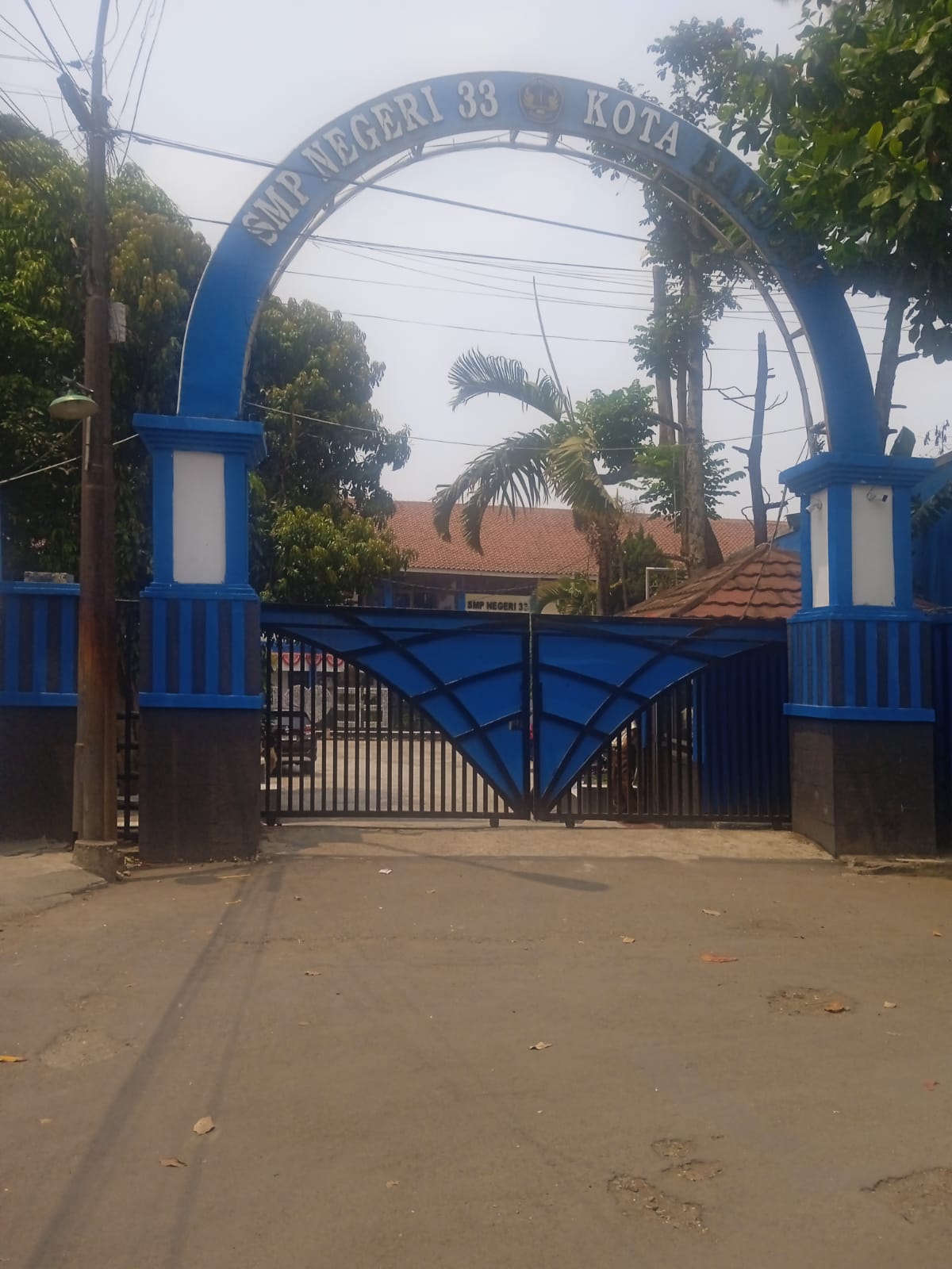Foto Gerbang SMPN 33