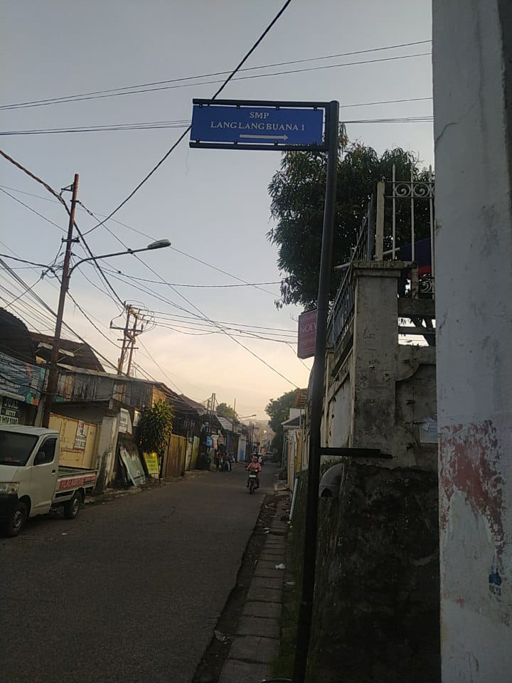 Plang Petunjuk Masuk Ke SMP Langlangbuana 1