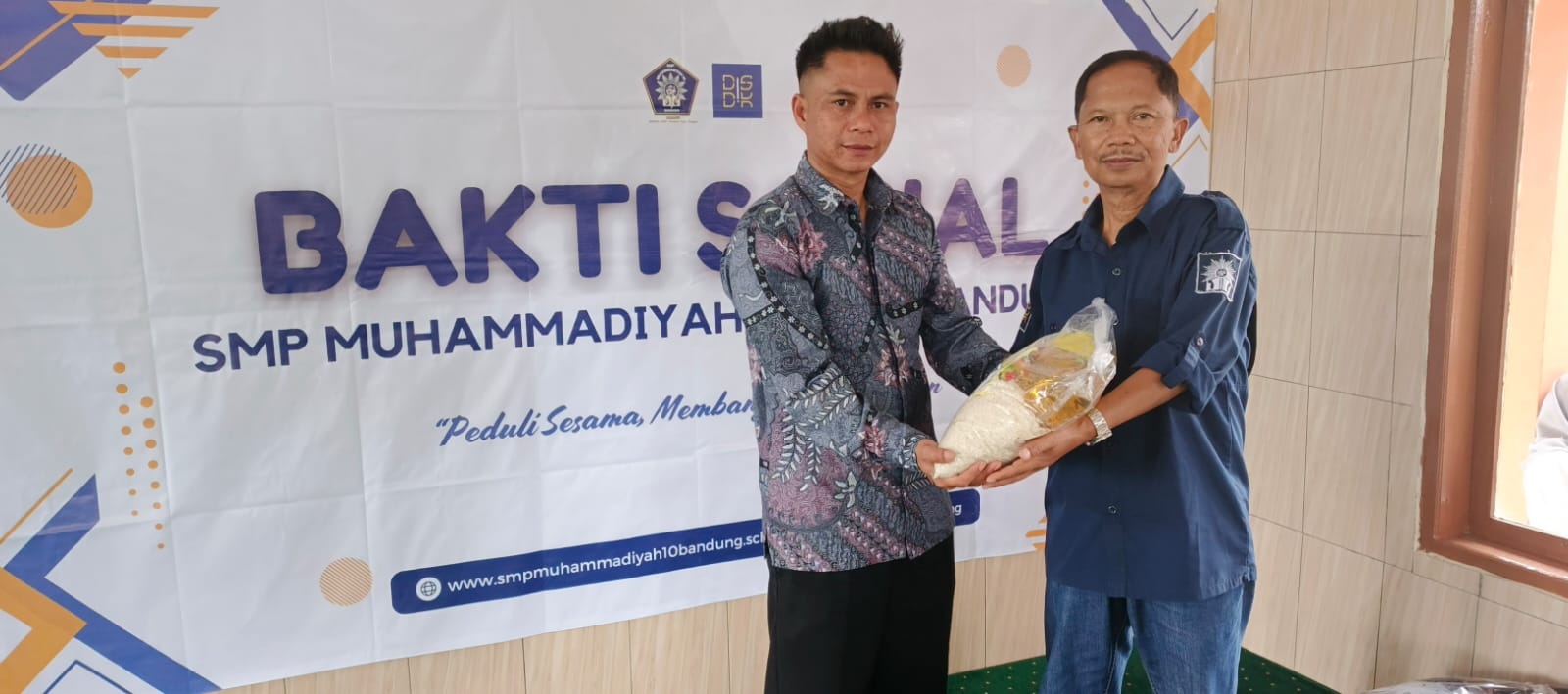 Bakti Sosial Dengan Warga Sekitar