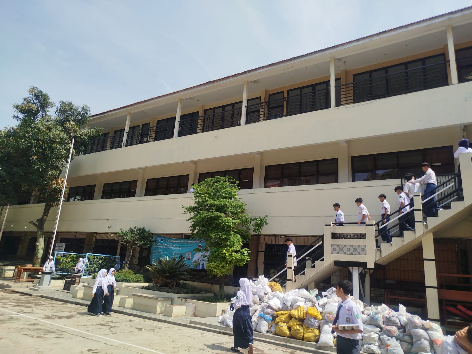 C. Gedung Sekolah