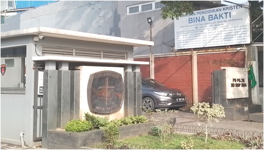 Papan Nama Sekolah Bina Bakti di Gerbang Utama