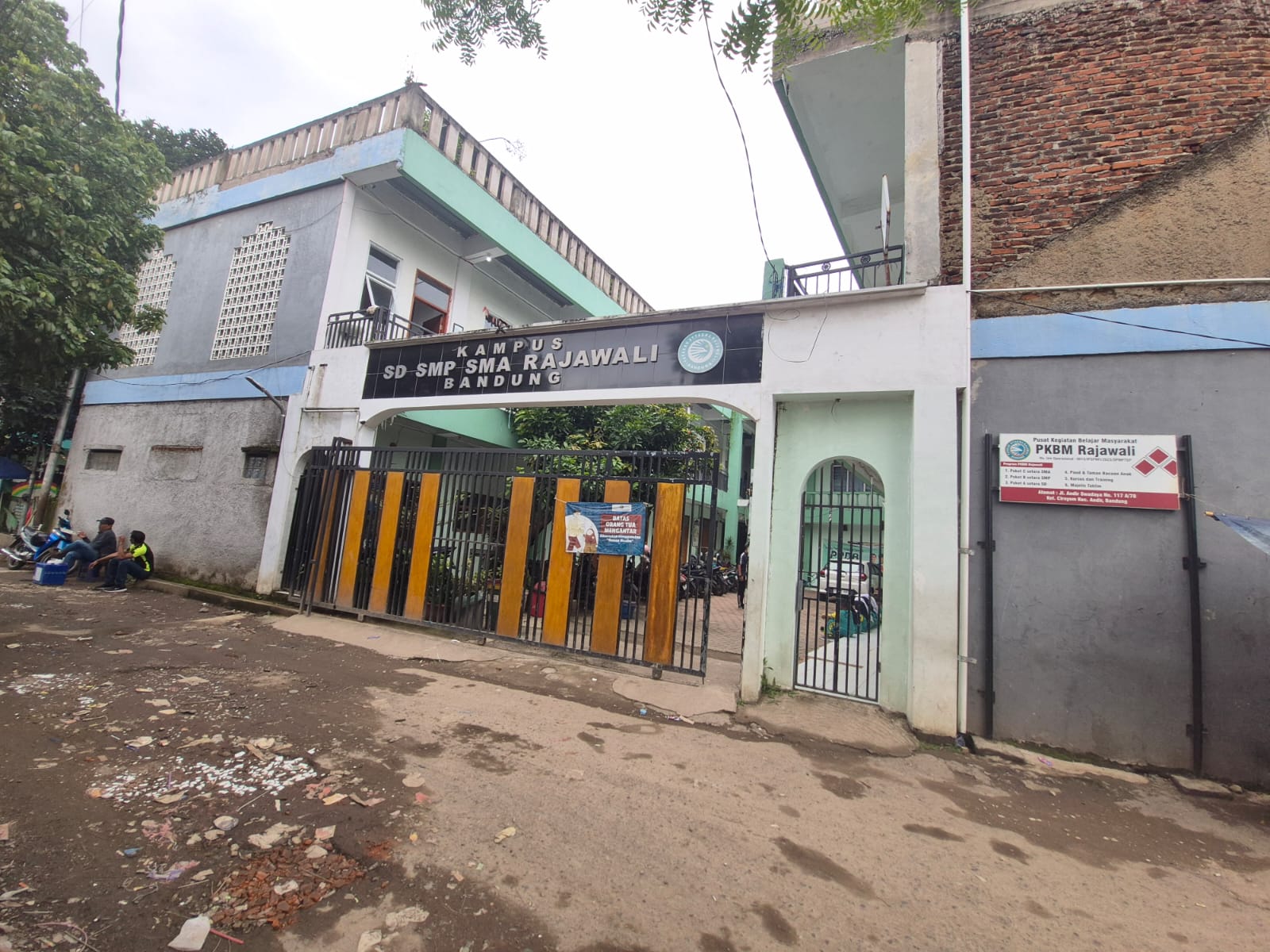 foto gerbang sekolah