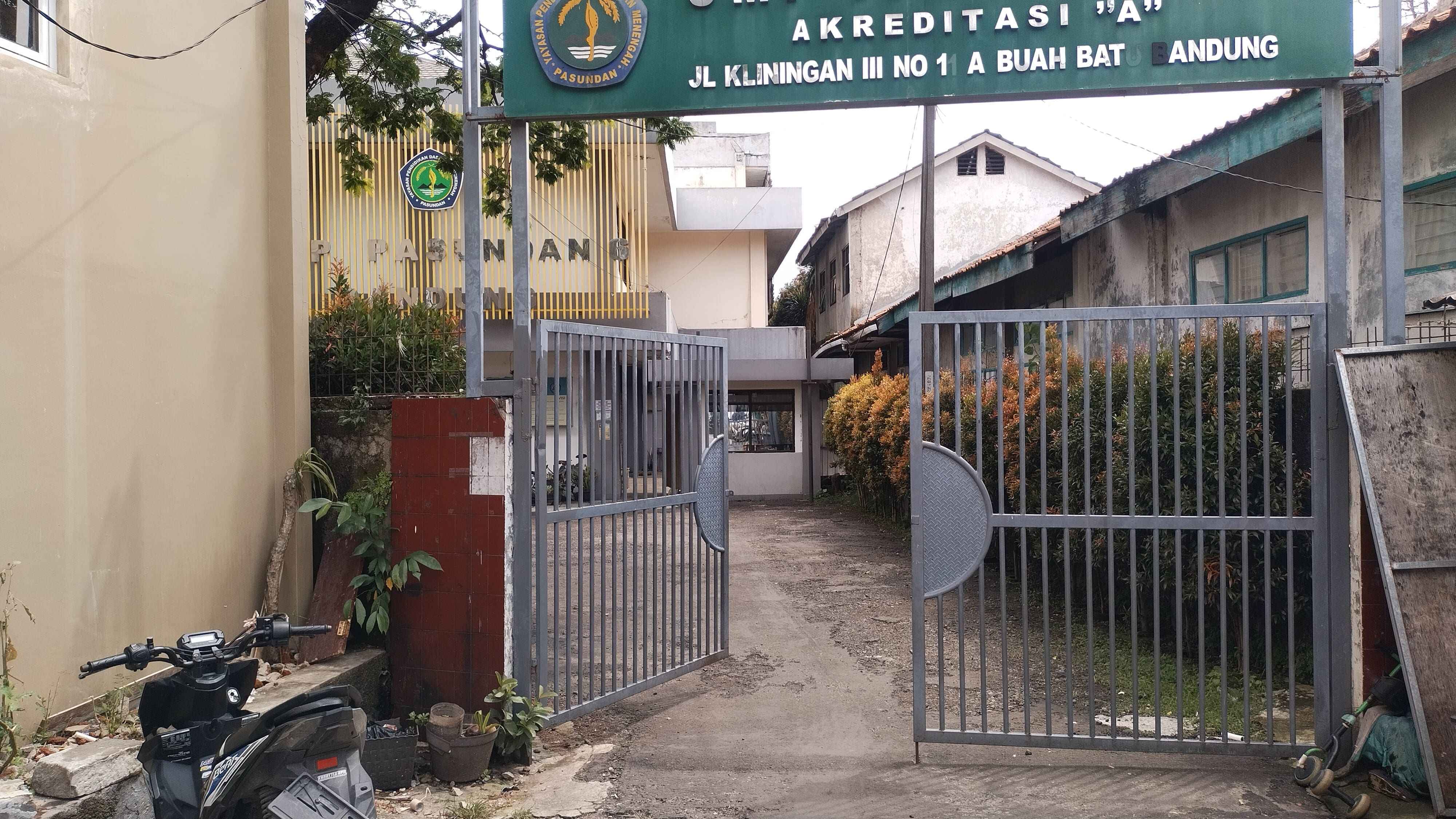 Gerbang utama sekolah
