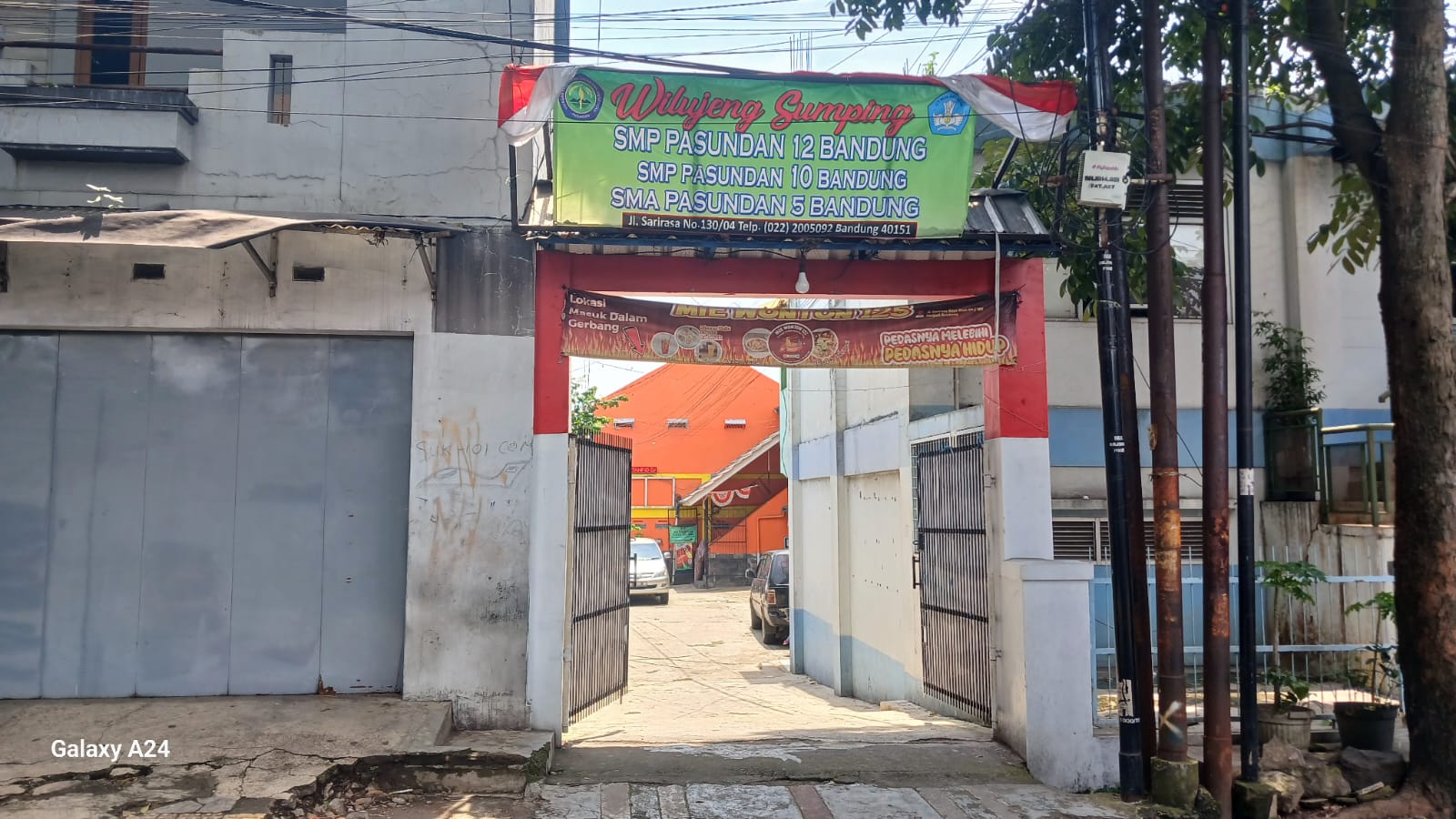 Gerbang Utama Sekolah SMP Pasundan 12 Bandung