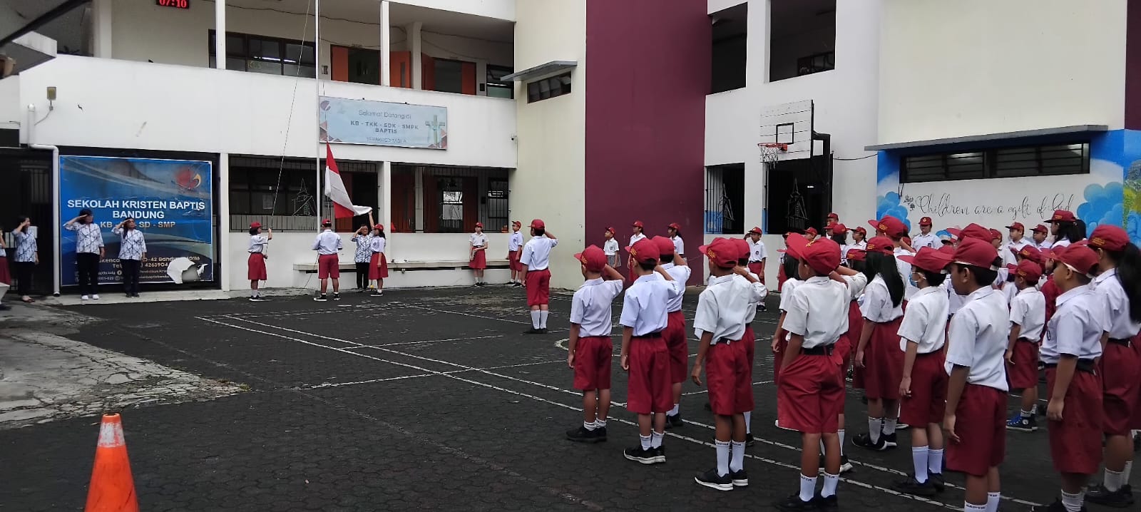 Upacara Pengibaran Bendera Hari Senin