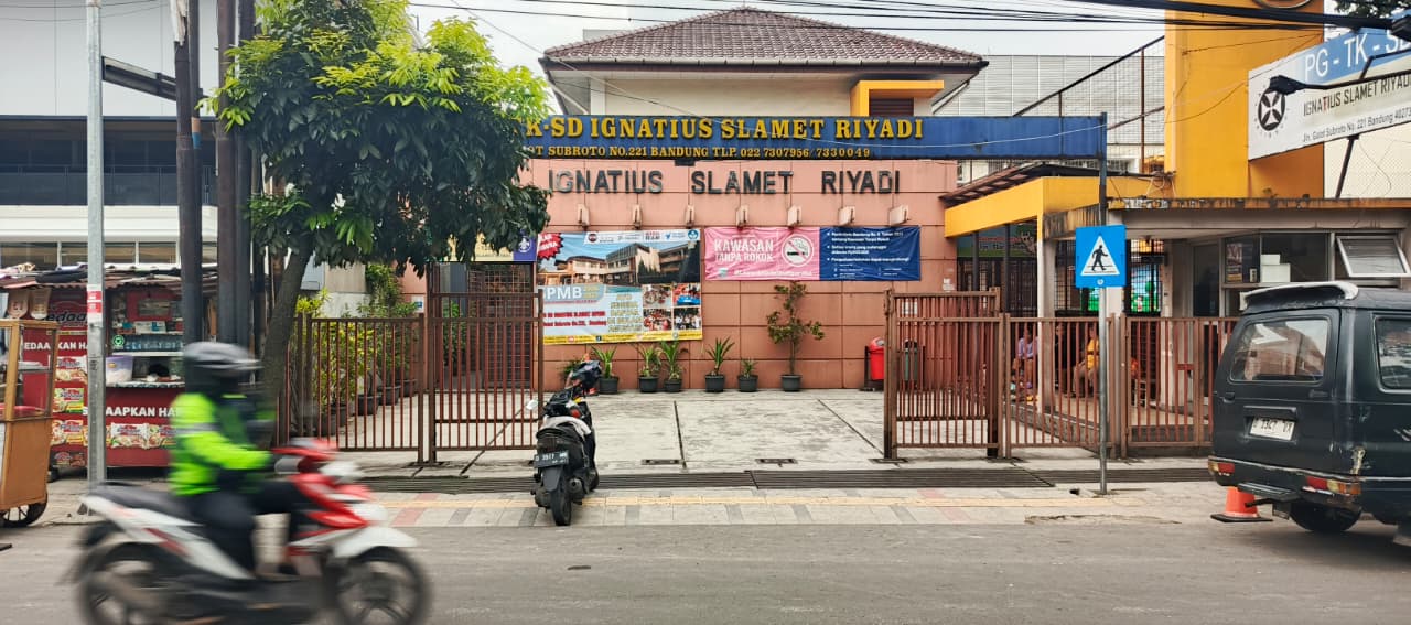 Gerbang utama sekolah