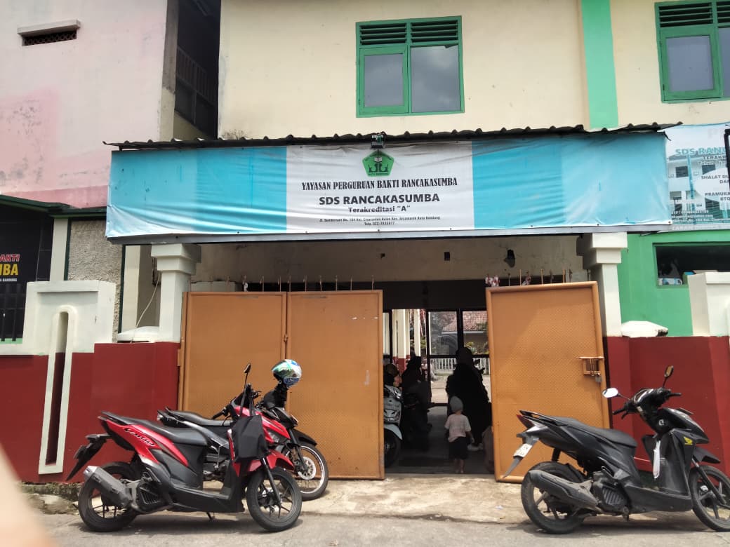 GERBANG UTAMA SEKOLAH SD RANCAKASUMBA