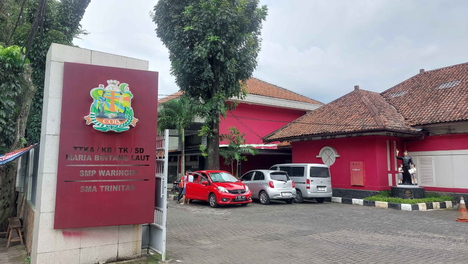 Foto gerbang utama SD Maria Bintang Laut