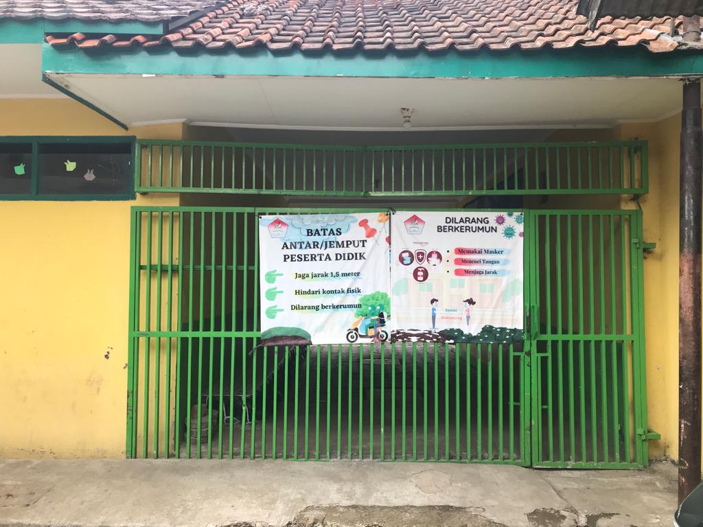 Foto A, Gerbang Sekolah