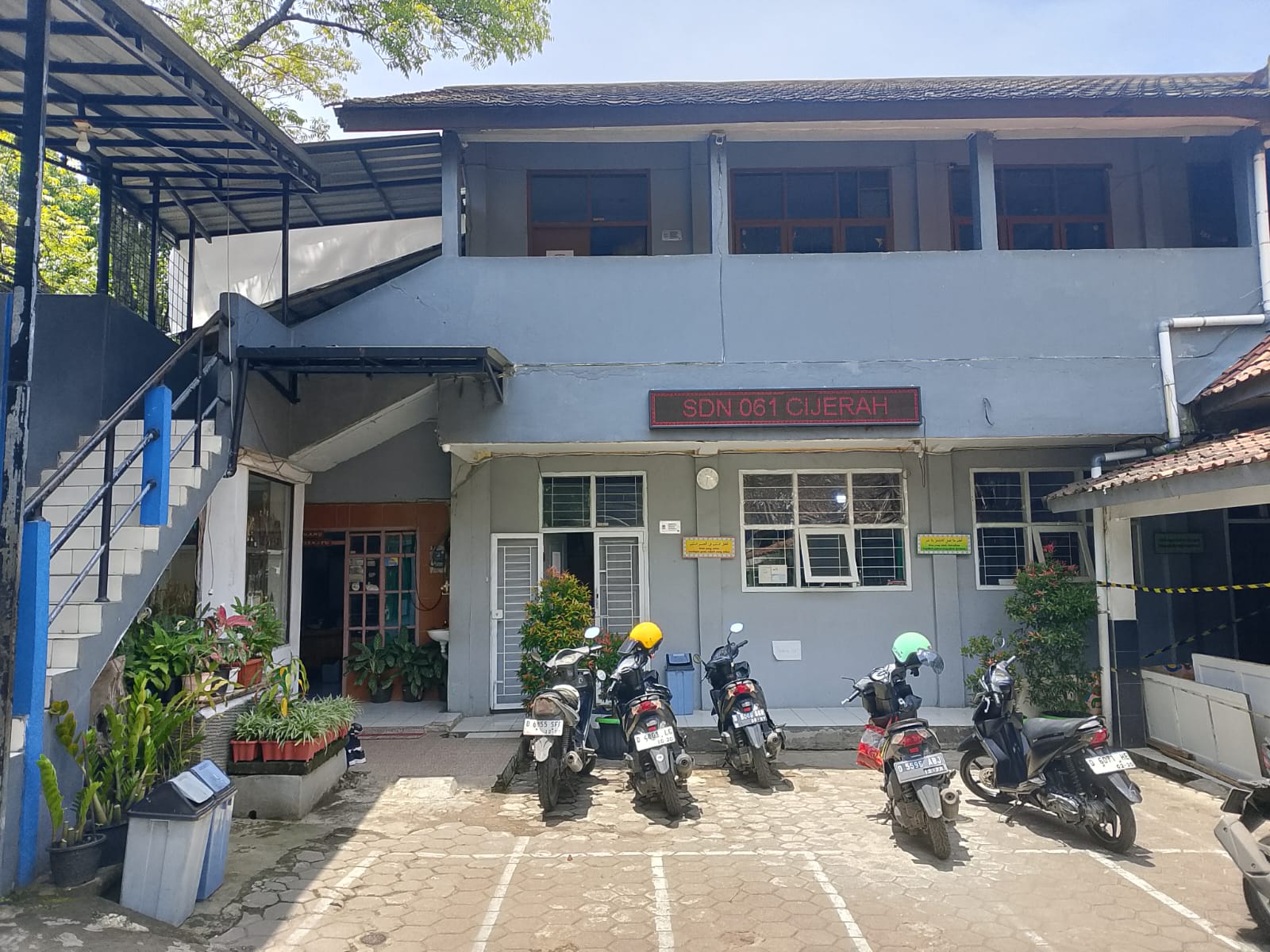 FOTO BANGUNAN B SDN 061 CIJERAH