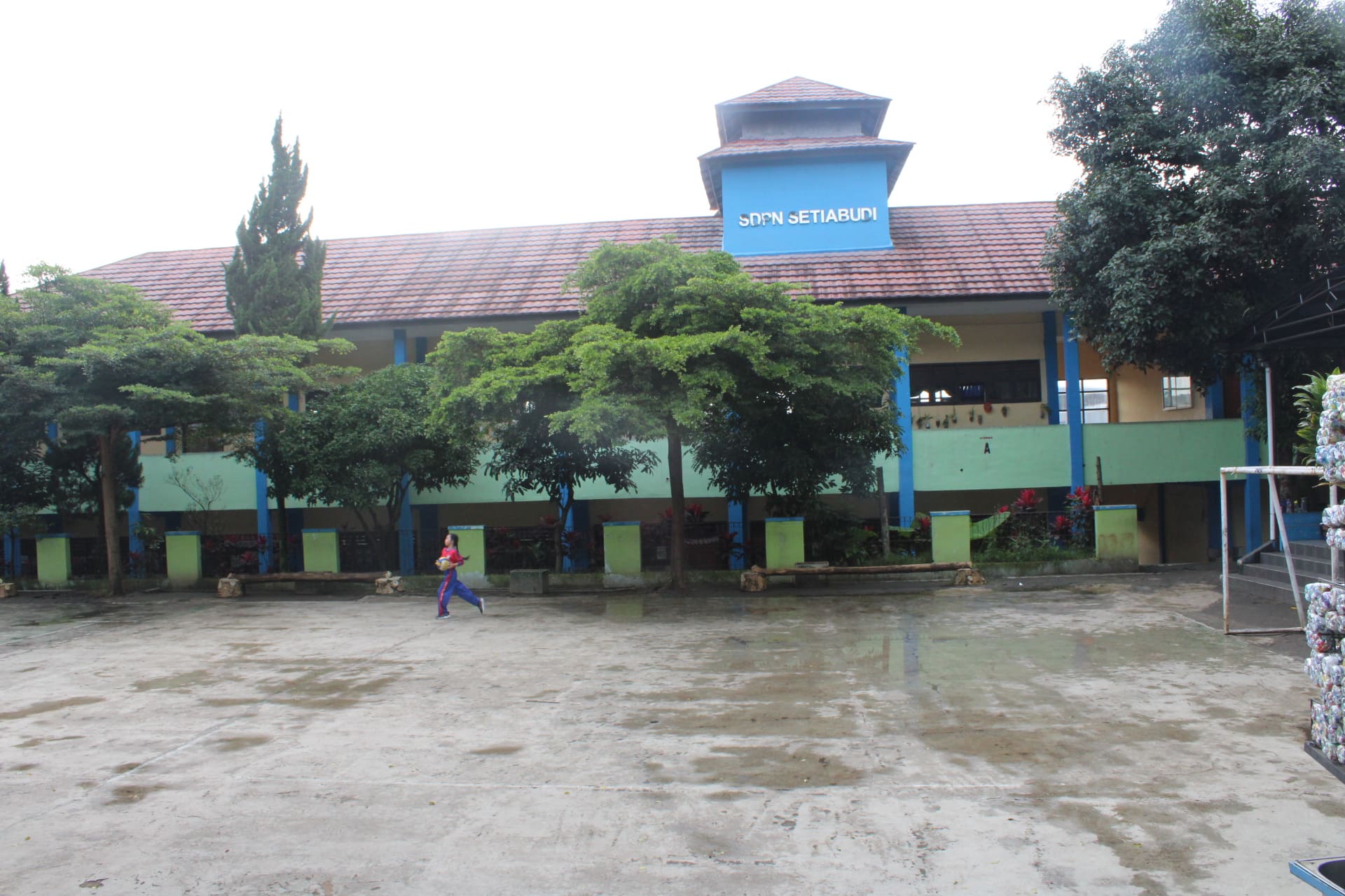 Foto tampak depan dan halaman sekolah