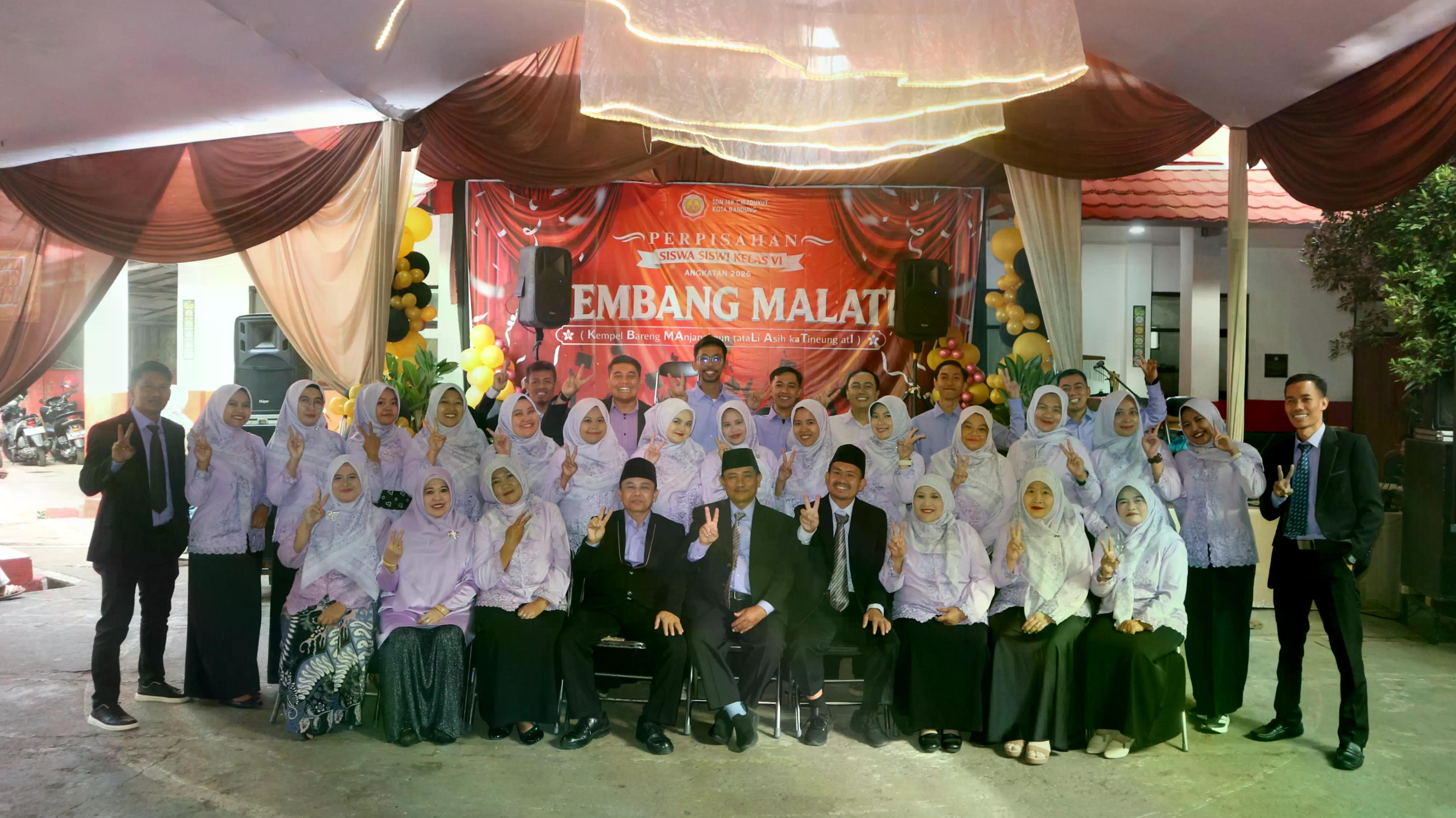 Foto Guru dan staf pada Kegiatan Pelepasan kelas 6 2025-2026