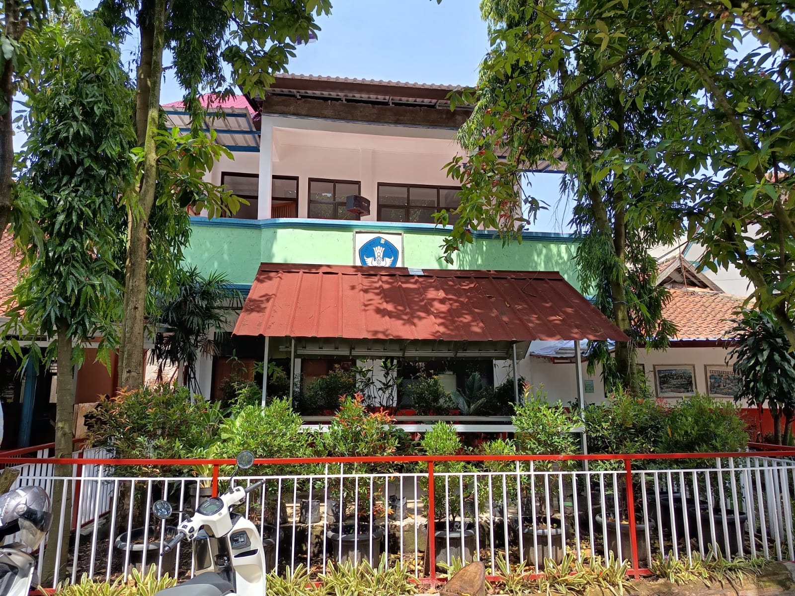 FOTO GEDUNG RUANG KOMPUTER DAN RUANG OPERATOR