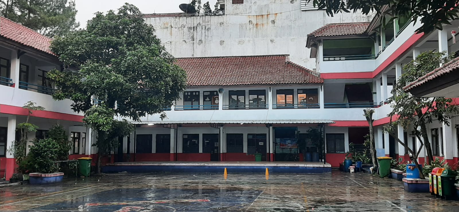Bangunan Gedung samping