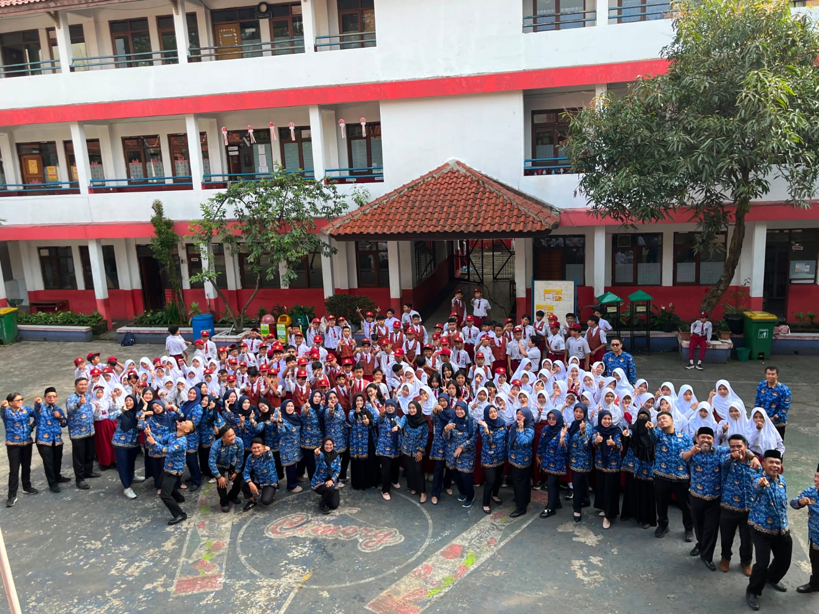 halaman dalam sekolah