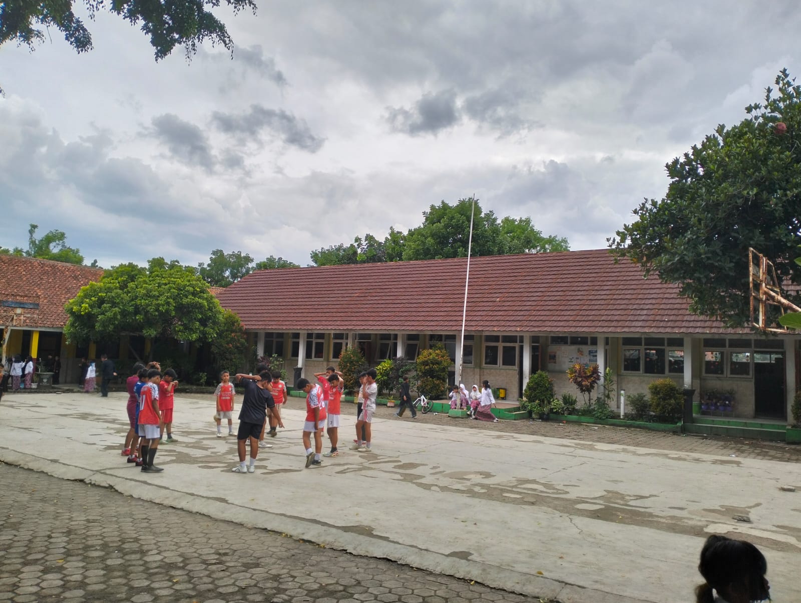 TAMPAK BANGUNAN UTAMA