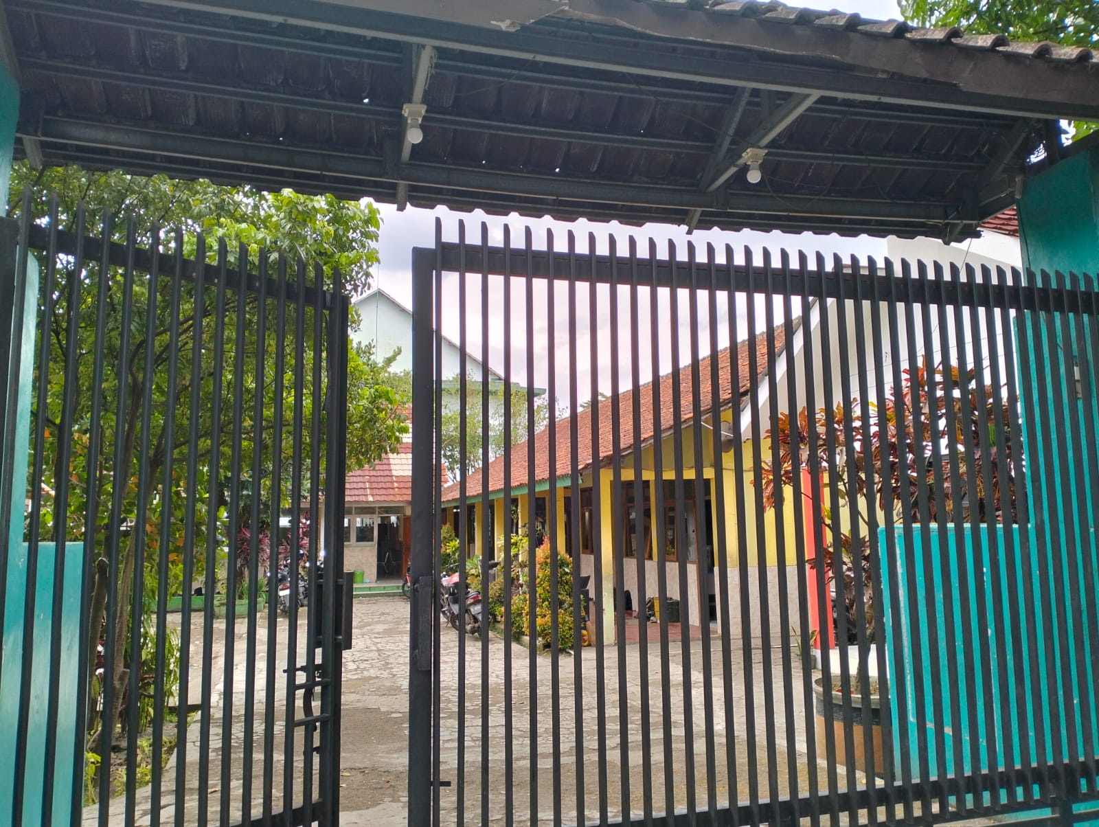 FOTO GERBANG SEKOLAH