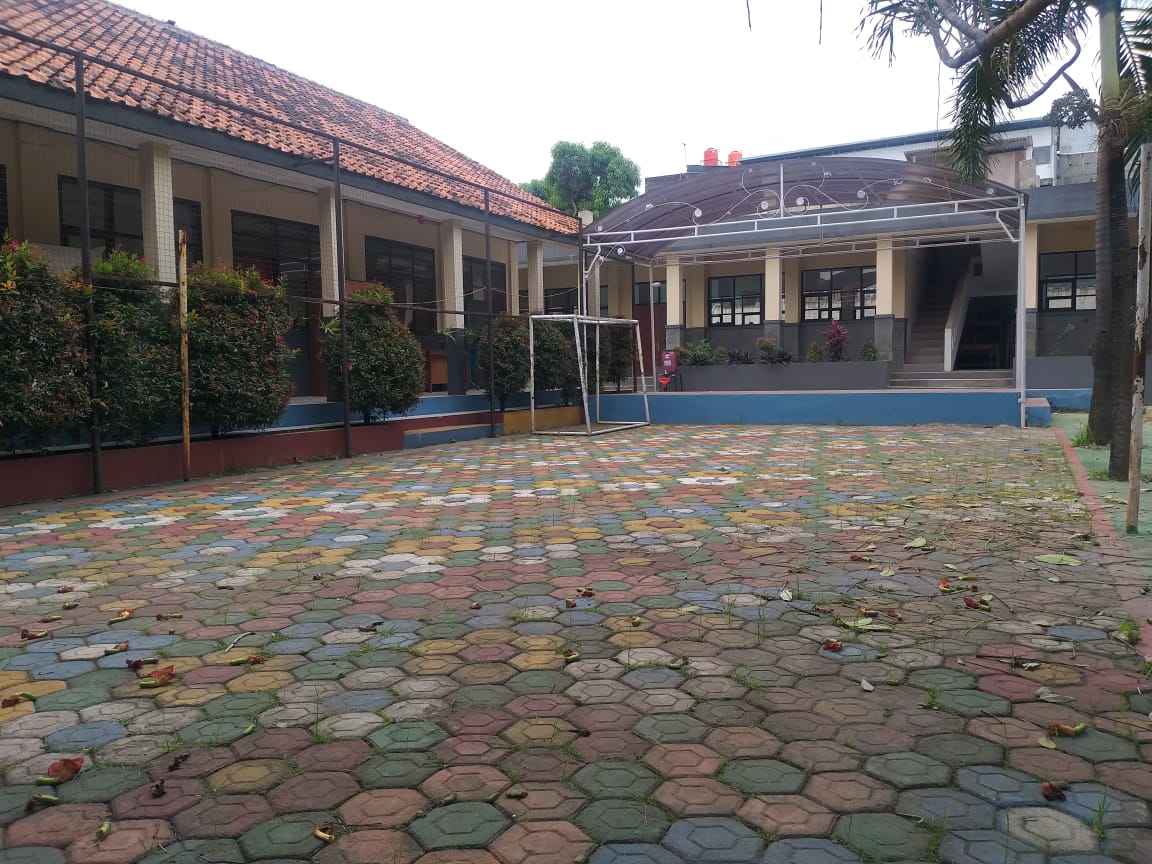 Foto Halaman Tengah Sekolah