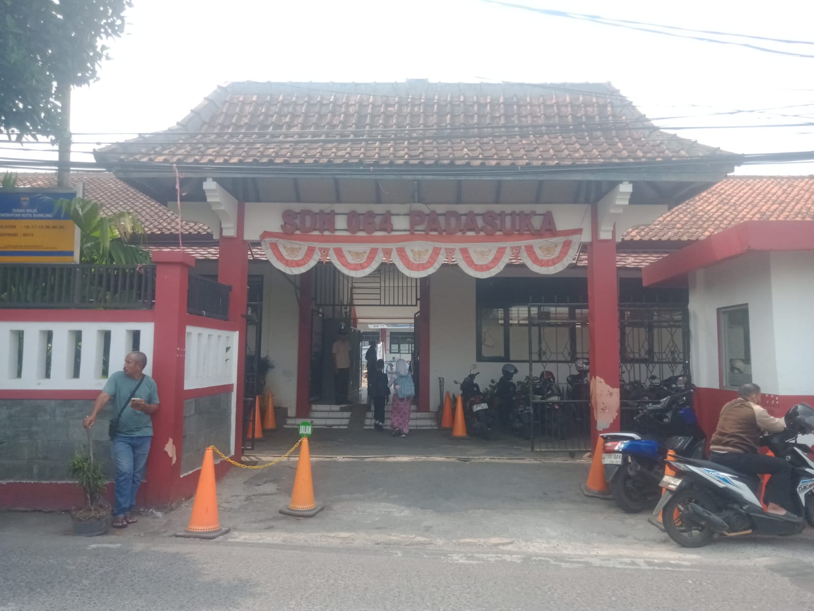 Gerbang Depan/Luar Sekolah