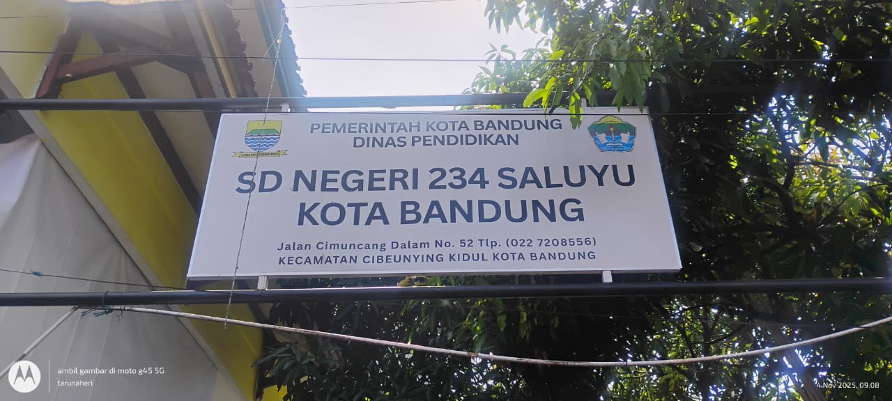 Foto plang gerbang sekolah