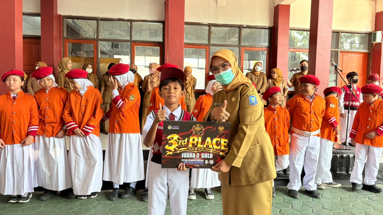 Foto Siswa berprestasi Juara 3 Kejuaraan Sepak Bola Tingkat Kota Bandung