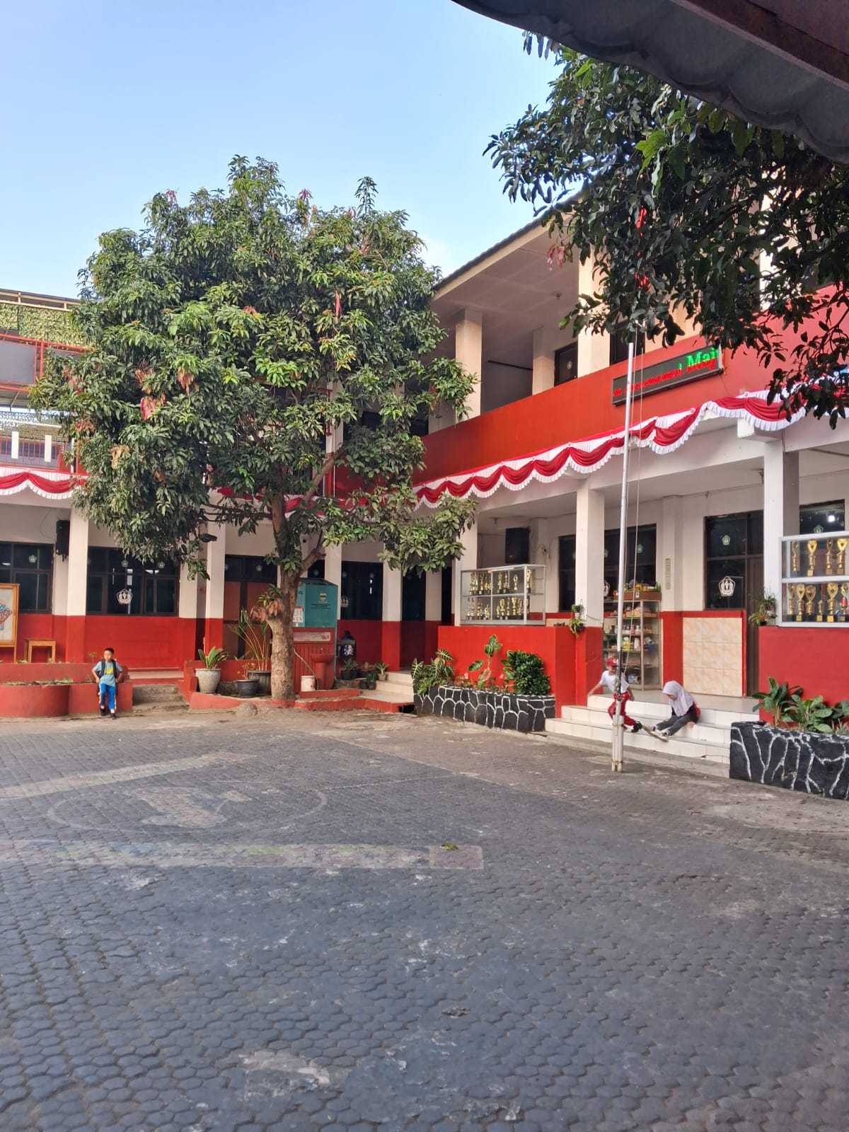 Foto Halaman Sekolah