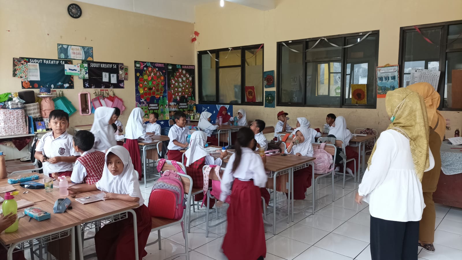 PEMBAGIAN OBAT CACINGAN DARI PUSKESMAS JAJAWAY