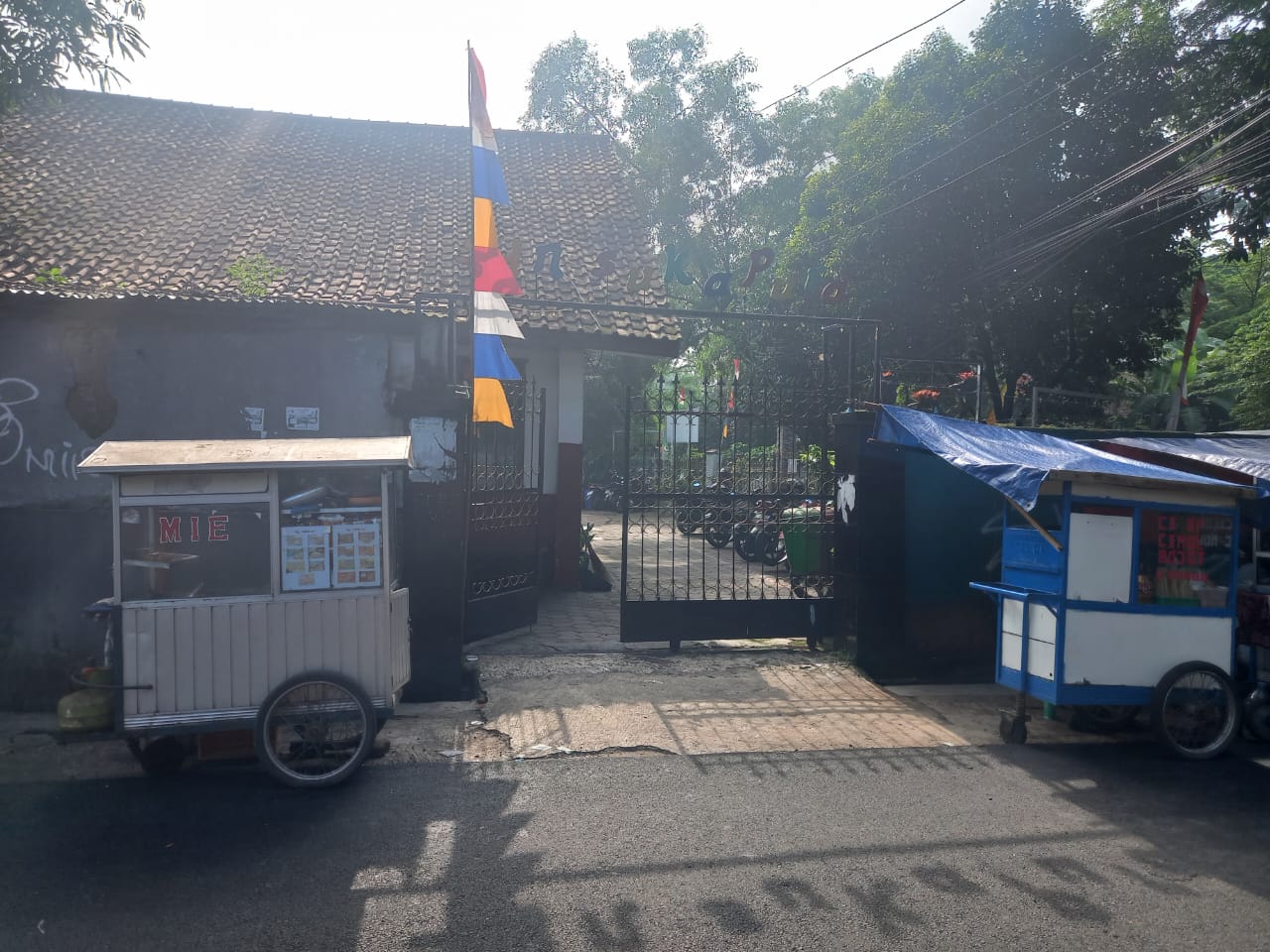 Gerbang Samping Sekolah