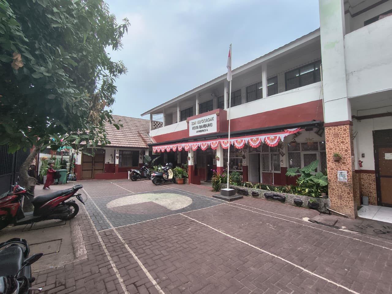 Gedung sekolah tampak kiri