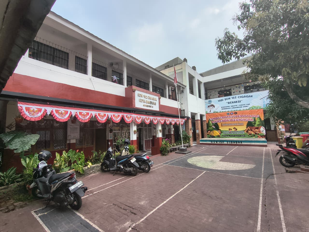 Gedung sekolah tampak kanan