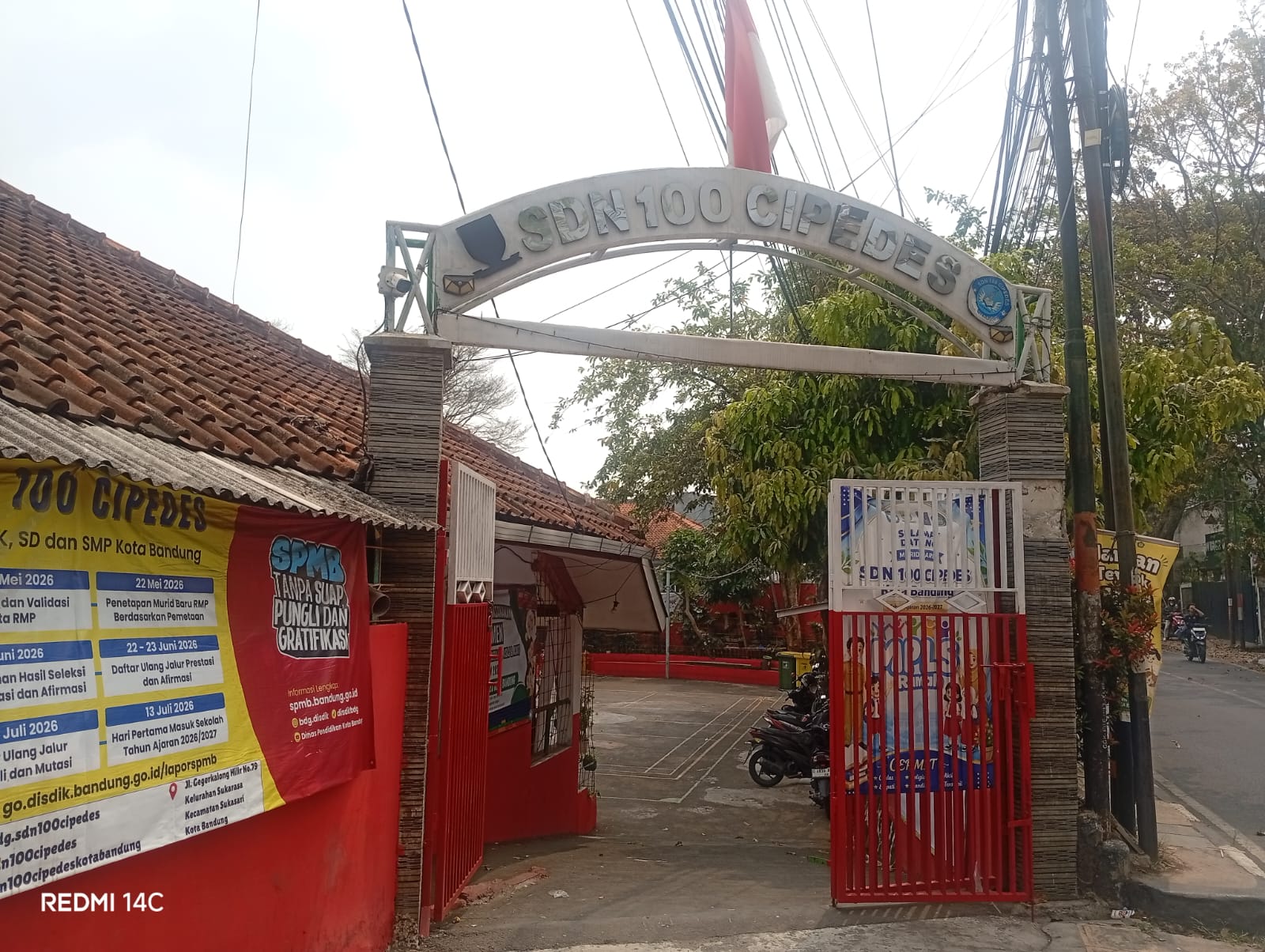 Foto Depan Gerbang  Sekolah