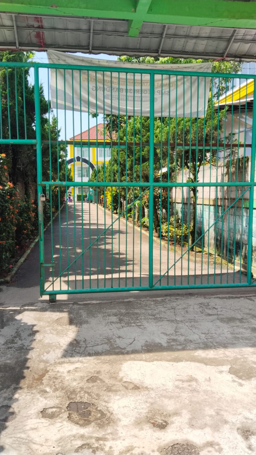 gerbang utama sekolah