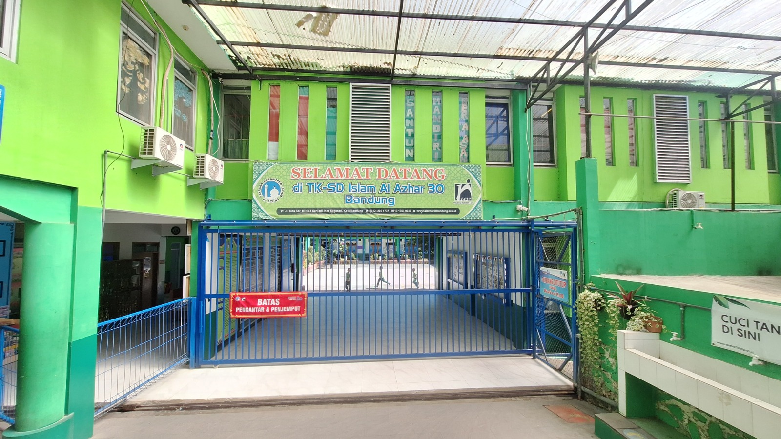 Foto Gerbang Depan Sekolah