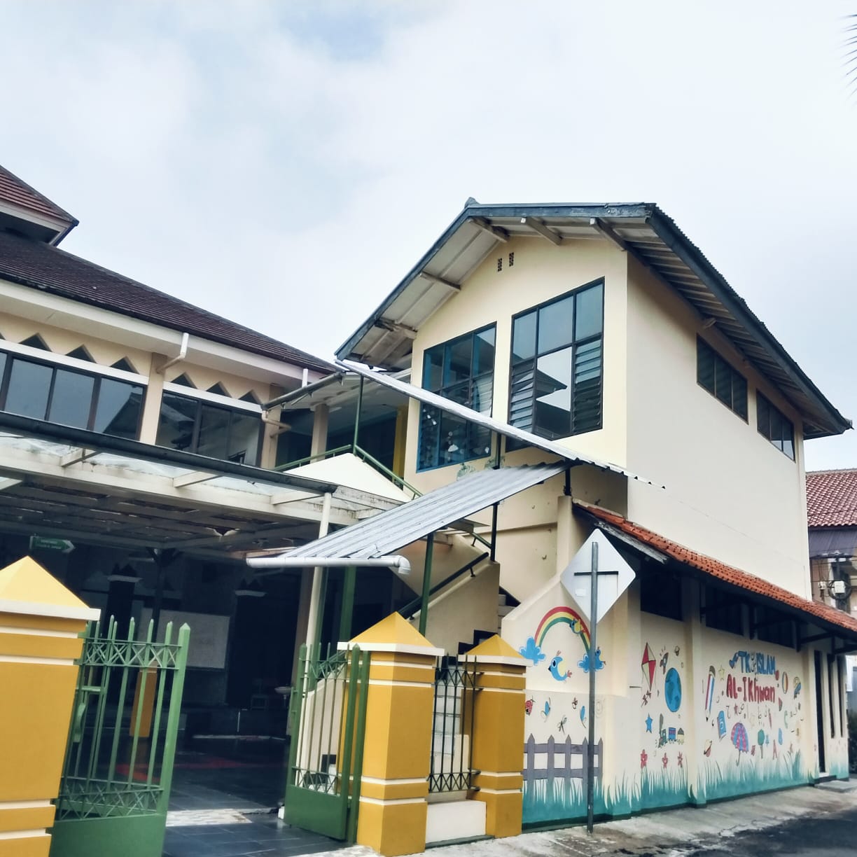 FOTO GEDUNG UTAMA SEKOLAH