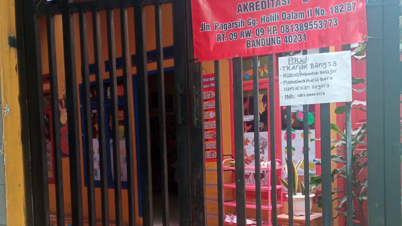 Gerbang utama, plang sekolah dan gedung utama sekolah