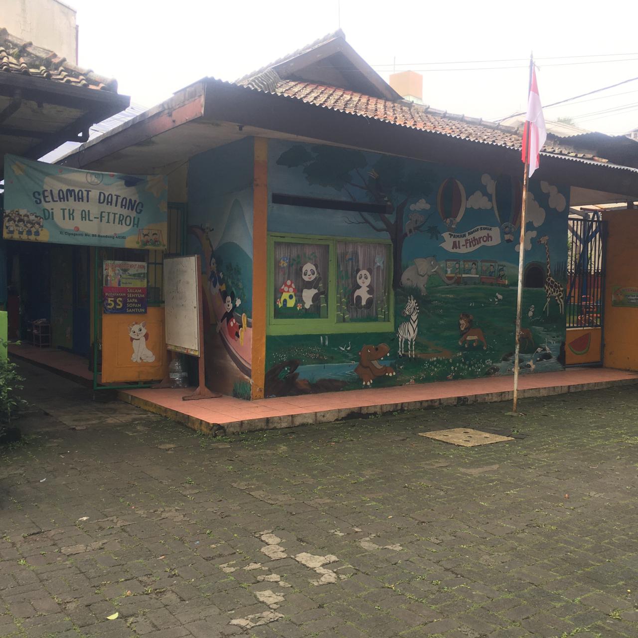 Foto halaman depan sekolah