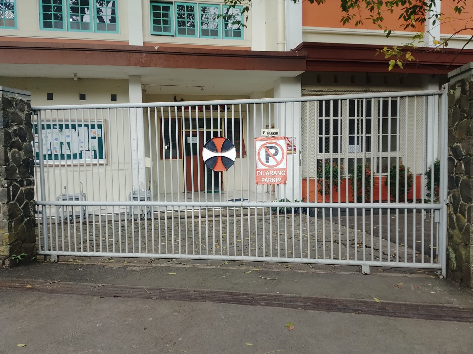 foto gerbang utama sekolah