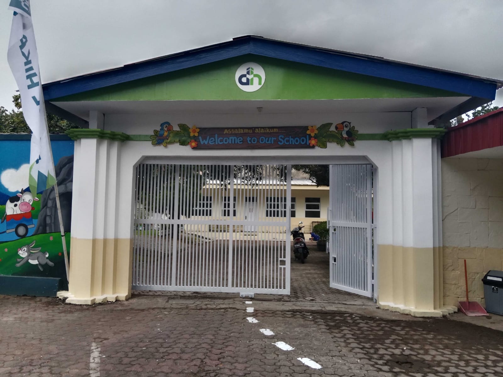 Foto Gerbang Utama Sekolah