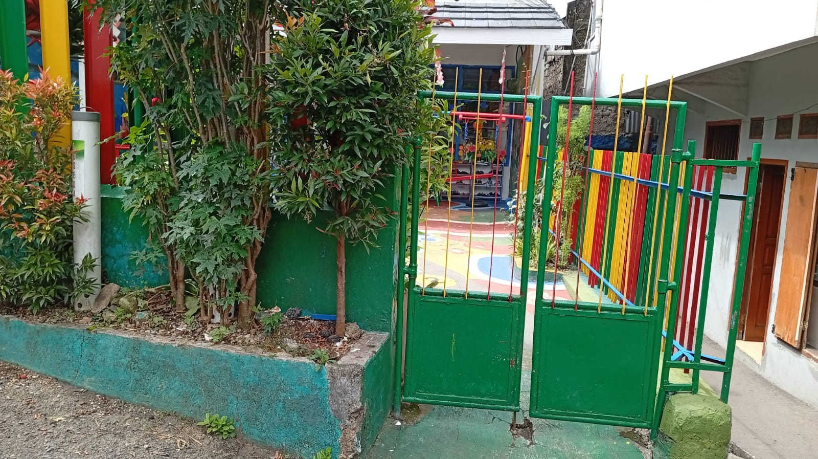 foto gerbang utama sekolah