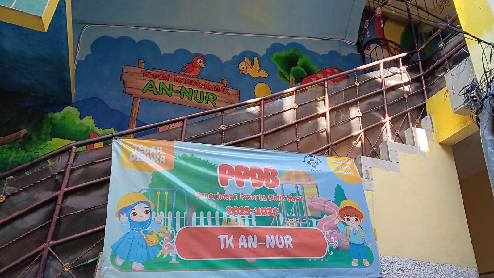 plang / identitas sekolah