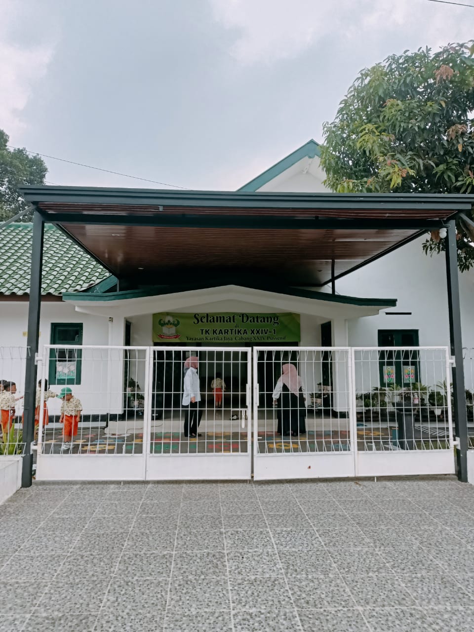 foto gerbang sekolah