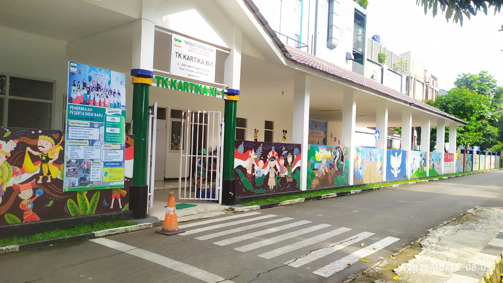 Foto Gerbang dan Bangunan Sekolah